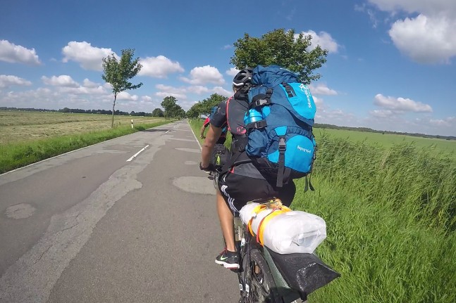 Bei bestem Wetter radeln wir von Hamburg zum tiefsten Landpunkt Deutschlands. Von dort geht es weiter nach Friedrichstadt. Die uns wenig vertrauten Ortsnamen erschweren die Navigation. Viel &ouml;fter verfahren kann man sich wahrscheinlich nicht. Naja, wenigstens flach! | Foto: Lukas Bayerle