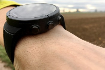 Die Suunto Spartan Ultra wird entweder über Knöpfe auf der Seite oder über einen Touchscreen bedient. | Foto: Basti Fiedler