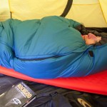 Die Kapuze des Mumienschlafsacks passt; ein W&auml;rmekragen sorgt f&uuml;r die Isolation vor der Brust. | Foto: Stefan Rehm