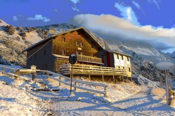 Das Carl-von-Stahl-Haus in den Berchtesgadener Alpen ist eine ideale Basis für die berühmten Skitouren Kleine und Große Reibn - vorausgesetzt an Silvester liegt schon genug Schnee. | Foto: Archiv Carl-von-Stahl-Haus
