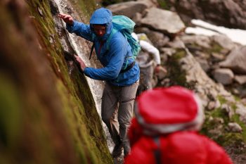 Sympatex ist dehnbar und damit für den Einsatz in elastischer Outdoorbekleidung gut geeignet. | Foto: Sympatex