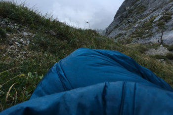 Das Ende eines Schlafsackes im Regen.