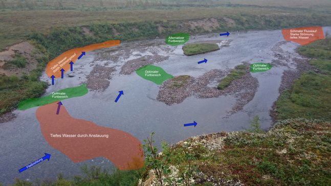 Ein Fluss muss nicht immer ein unüberwindbares Hindernis darstellen. Das Schaubild zeigt, wie optimale Furtstellen gefunden werden können. An einer guten Stelle mit richtiger Technik lassen sich Flüsse sicher überqueren. | Schaubild: Andreas Lindebner