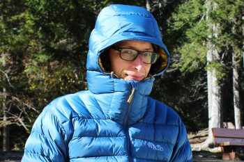 Die Kapuze passt gut und l&auml;sst sich gut einstellen; seitliche Bewegungen macht sie ohne Helm allerdings nicht besonders gut mit. | Foto: Stefan Rehm