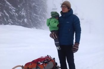 Gut gegen K&auml;lte - und h&auml;lt auch N&auml;sse aus - die Rab Electron bei ihrem ersten Schnee-Einsatz. | Foto: Stefan Rehm