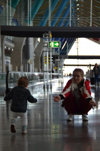 Da kann der Flug kommen: Kleinkinder unter zwei Jahren zahlen nur einen Bruchteil des regulären Flugpreises. | Foto: Dario Saczko-Brack