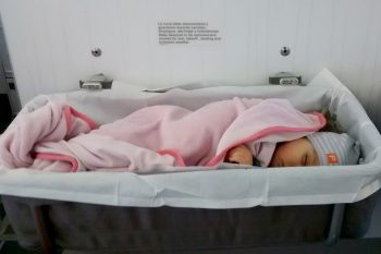 Wer die Flugzeiten mit dem Schlafrhythmus des Babys abstimmt, hat schon vieles richtig gemacht. | Foto: Dario Saczko-Brack