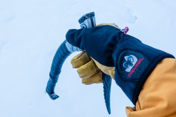 Feucht und etwas klamm wird's mit der Zeit in der Lederinnenhand, wenn der Pickel am Kopf gehalten wird. | Foto: Franz Mösbauer