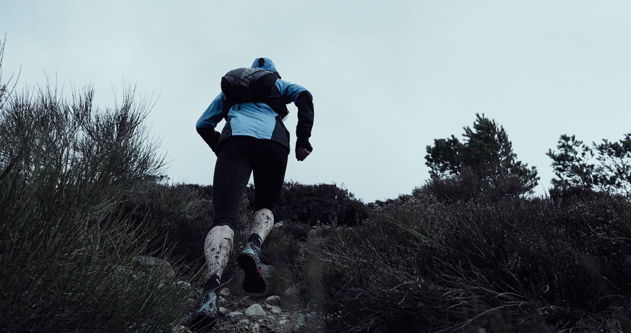 Wer auf einen Ultramarathon startet, sollte speziell auf das Gewicht der Ausr&uuml;stung achten. | Foto: inov-8