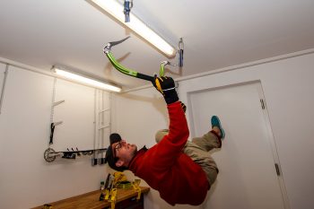 Drytooling im Keller - der Zanier Laserz.TW steigert die Vorfreude auf die Eisklettersaison! | Foto: Franz Mösbauer