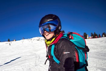 Der Alpina Jump JV VHM Skihelm besitzt ein integriertes Visier, das bei Bedarf auch abnehmbar ist. Darunter ist genug Platz für eine Brille mit Sehstärke. | Foto: Jasmin Walter