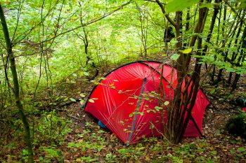 Im Gegensatz zur Vorgänger-Version bietet das neue Hilleberg Rogen 2017 einen erweiterten Einsatzbereich für drei Jahreszeiten - dank weiter nach unten reichendem Außenzelt. | Foto: Jens Blume