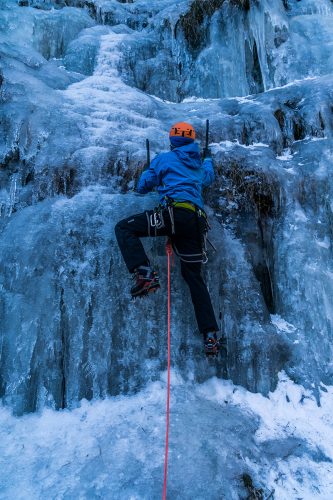 Im Test muss sich der Uvex P.8000 Tour nicht nur auf Skitour, sondern auch beim Eisklettern beweisen. | Foto: Franz Güntner