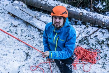 Der solide Uvex P.8000 ist zwar schwerer als die meisten Kletterhelme, für einen Skihelm ist das Gewicht jedoch optimal. | Foto: Franz Güntner