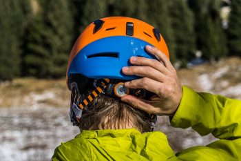Mit dem Boa-Einstellsystem lässt sich der Uvex-Helm am Kopf feinjustieren. | Foto: Franz Güntner