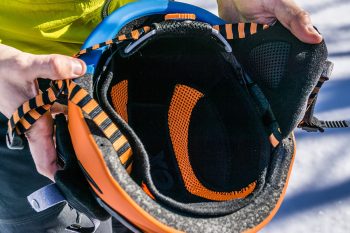 Mitgeliefert werden ein dickeres und ein dünneres Inlay. Die Ohrenschützer sind ebenfalls herausnehmbar. | Foto: Franz Güntner