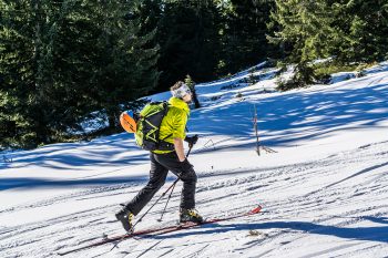 Insbesondere für Skibergsteiger, die abseits der Skigebiete unterwegs sind, ist der als Ski-, Kletter- und Bikehelm genormte Uvex P.8000 Tour eine praktische Lösung. | Foto: Franz Güntner