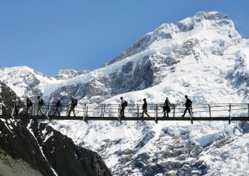 Beeindruckend überragen die Southern Alps das Hooker Valley. | Foto: Fraser Gunn/New Zealand Tourism