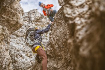 Klettergurt und -seil dürfen auf Touren mit alpinen Kletterstellen nicht fehlen. | Foto: Hansi Heckmair