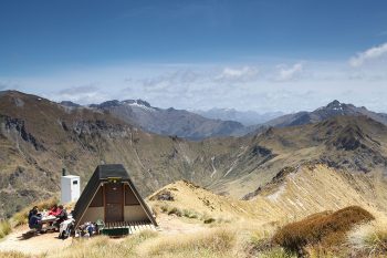 Das DOC bietet auch wie hier für den Kepler Track Informationen zur Route und zu den Unterkünften. | Foto: Tourism New Zealand