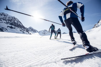 Langläufer beim Skating von hinten aus der Froschperspektive fotografiert.