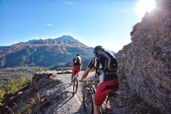 Kurzer Anstieg vor der steilen Abfahrt am Blindsee-Trail. Hier kann jeder Freerider seine Leidenschaft ausleben. | Foto: Tiroler Zugspitz Arena/U. Wiesmeier
