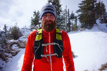 Die Duro 1.5 Laufweste von Osprey ist mit zwei Soft Flasks (je 250 ml) ausgestattet, die mit einem Gummiring sicher in den Front-Taschen verstaut werden können. | Foto: Flo Glott
