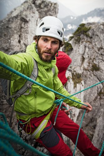 Die Taschen der Zebru UL 3L Jacke lassen sich dank der Anordnung auch mit Rucksack-Hüftgurt oder Klettergurt problemlos bedienen. | Foto: Vaude/Moritz Attenberger