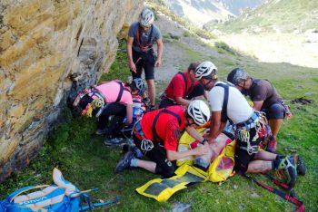 Es geht um Menschenleben! Das sichere Beherrschen der Ersten Hilfe geh&ouml;rt zum kleinen Einmaleins des Bergretters. | Foto: Bergrettung Tirol