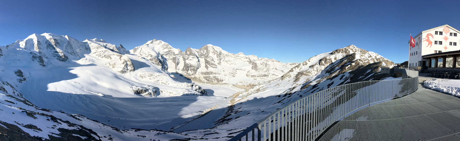 Bergpanorama von der H&uuml;ttenterrasse aus.