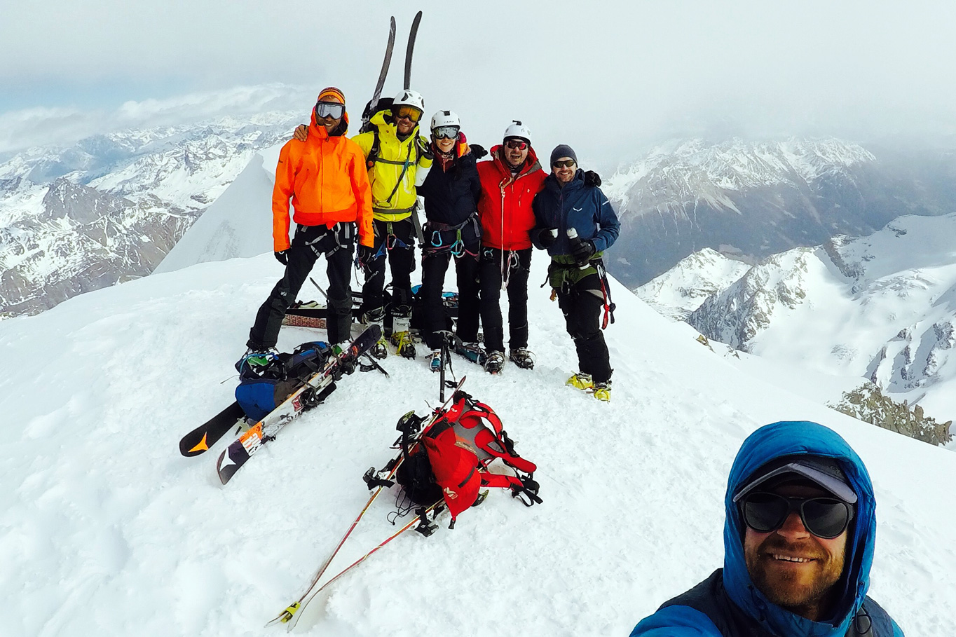 Gruppenfoto am 3.900 Meter hohen Hauptgipfel des Piz Pal&uuml;. | Foto: Michael Hrobath