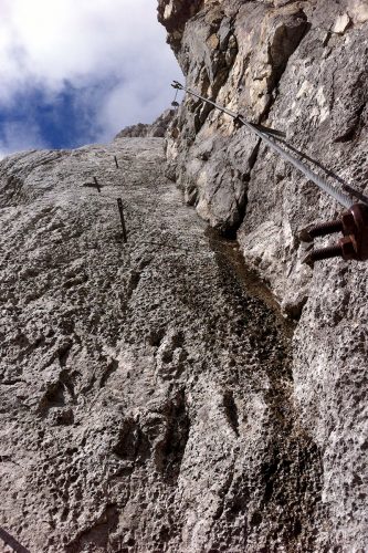 Der Abstieg über die Via Ferrata Tissi ist schwierig und ausgesetzt. | Foto: Basti Fiedler