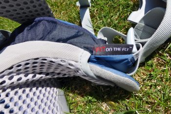 Fit on the fly - im Gehen anpassen: Die Hüftgurte lassen sich über clevere Umlenkungen ganz bequem direkt am Träger anpassen. | Foto: Hannes Klinge