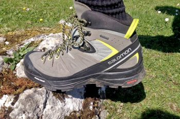 Der Wanderschuh ist dank tiefreichender Schnürung optimal anpassbar, die gut gedämpfte Sohle bietet einen angenehmen Tragekomfort. | Foto: Rainer Berauer