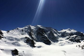 Sonnenstrahl am Piz Pal&uuml; Gipfel.