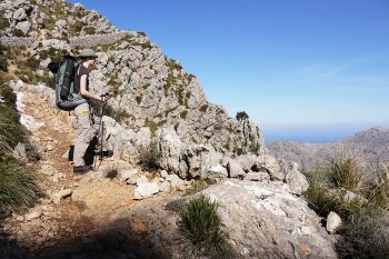 Gleich am ersten Tag gibt es mit dem Aufstieg zum Puig d'en Galileu (1.1.95 Meter) ein erstes Highlight auf der Durchquerung des Tramuntana-Massivs. | Foto: Sebastian Krejci