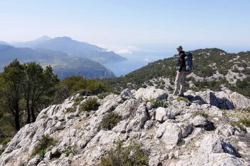 Blick &uuml;ber den Weitwanderweg GR221 Richtung Valldemossa - das Ziel unserer viert&auml;gigen Wanderung auf Mallorca. | Foto: Sebastian Krejci