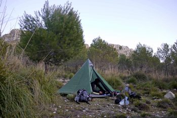 Zelten am C&uacute;ber-Stausee: Eine &Uuml;bernachtung im Zelt ist am GR221 aufgrund der Wasserversorgung und des vielen Privatgrunds nicht &uuml;berall m&ouml;glich. | Foto: Sebastian Krejci
