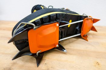 Das Petzl Irvis Hybrid ist auch f&uuml;r Bergstiefel geeignet - bei st&auml;rker gekr&uuml;mmten Sohlen sitzt es allerdings recht asymmetrisch. | Foto: Franz M&ouml;sbauer