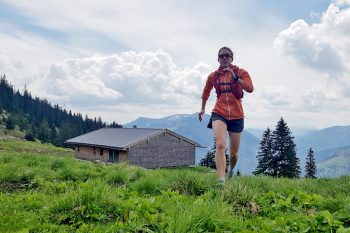 Auch beim Laufen in unwegsameren Gelände sitzt die Jacke gut und verrutscht nicht und hält daher die Wärme am Körper. | Foto: Vroni Heidrich