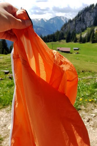 Sieht ziemlich dünn und leicht aus. An Können fehlt es der leicht isolierenden Windjacke aber nicht. | Foto: Vroni Heidrich