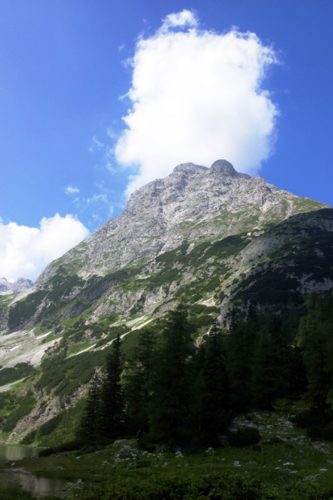 Die Sonnenspitze bei Imposant pr&auml;sentiert er sich vor us: Der Gipfel der Ehrwalder Sonnenspitze, das Ziel unserer Bergtour. | Foto: Andreas Burger