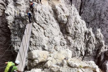 Krönender Abschluss des Klettersteiges: Eine Hängebrücke über eine tiefe Schlucht kostet etwas Überwindung. | Foto: Basti Fiedler