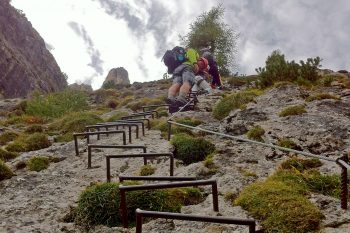 Zahlreiche Stahltritte erleichtern den Einstieg in den Pisciadù-Klettersteig. | Foto: Basti Fiedler