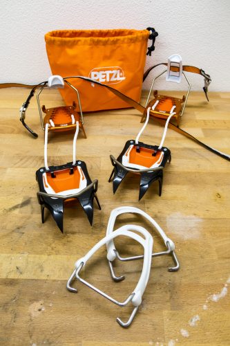 Der Lieferumfang des Petzl Ivris Hybrid Steigeisen ist umfangreich. | Foto: Franz M&ouml;sbauer