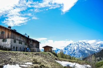 Vom Schneibsteinhaus hat man eine tolle Sicht auf den Watzmann. Eine Tour auf den nahegelegenen Jennergipfel bietet einen Tiefblick auf den Königssee. | Foto: Steinacher/Werntgen