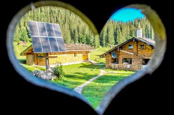 Blick aus dem Klohäuserl auf der Wasseralm. Rechts das Haupthaus und links das Notlager. Hartgesottene wagen ein Bad im eiskalten Bach auf der Alm. | Foto: Georg Lottritz