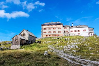 Das Watzmannhaus dient als Ausgangs- oder Zielhütte für die Watzmannüberschreitung oder die Erklimmung von Hocheck und Mittelspitze. | Foto: Steinacher/Werntgen