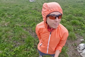 Die verstellbare Kapuze bietet Schutz vor Wind und Wetter. | Foto: Vroni Heidrich