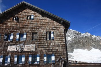 Die Zwickauer H&uuml;tte in S&uuml;dtirol bietet die M&ouml;glichkeit zur &Uuml;bernachtung und ausgiebigen Pause in alpinem Panorama. | Foto: Basti Fiedler